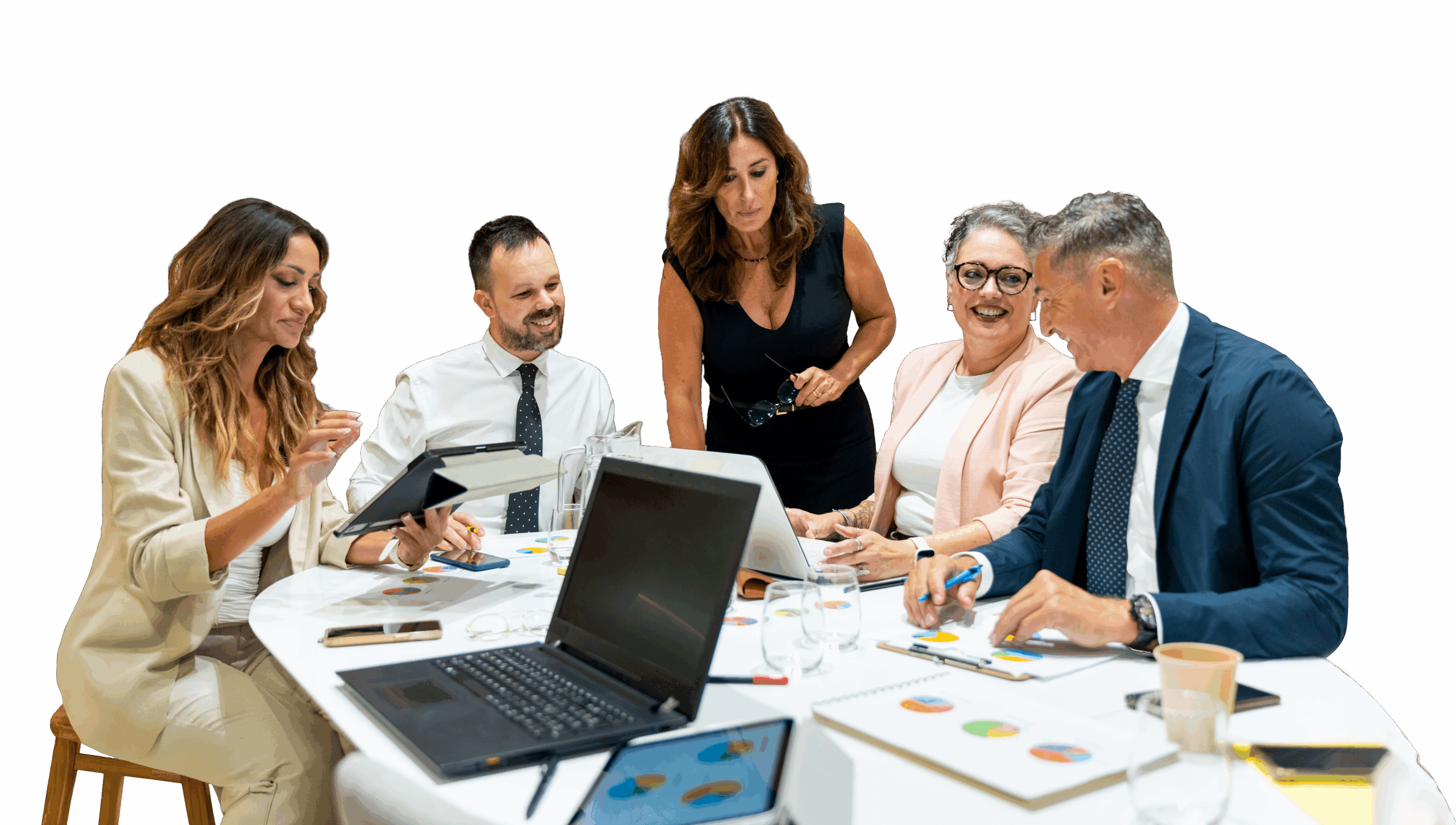 Gruppo di professionisti riuniti attorno a un tavolo mentre collaborano durante una sessione di formazione.