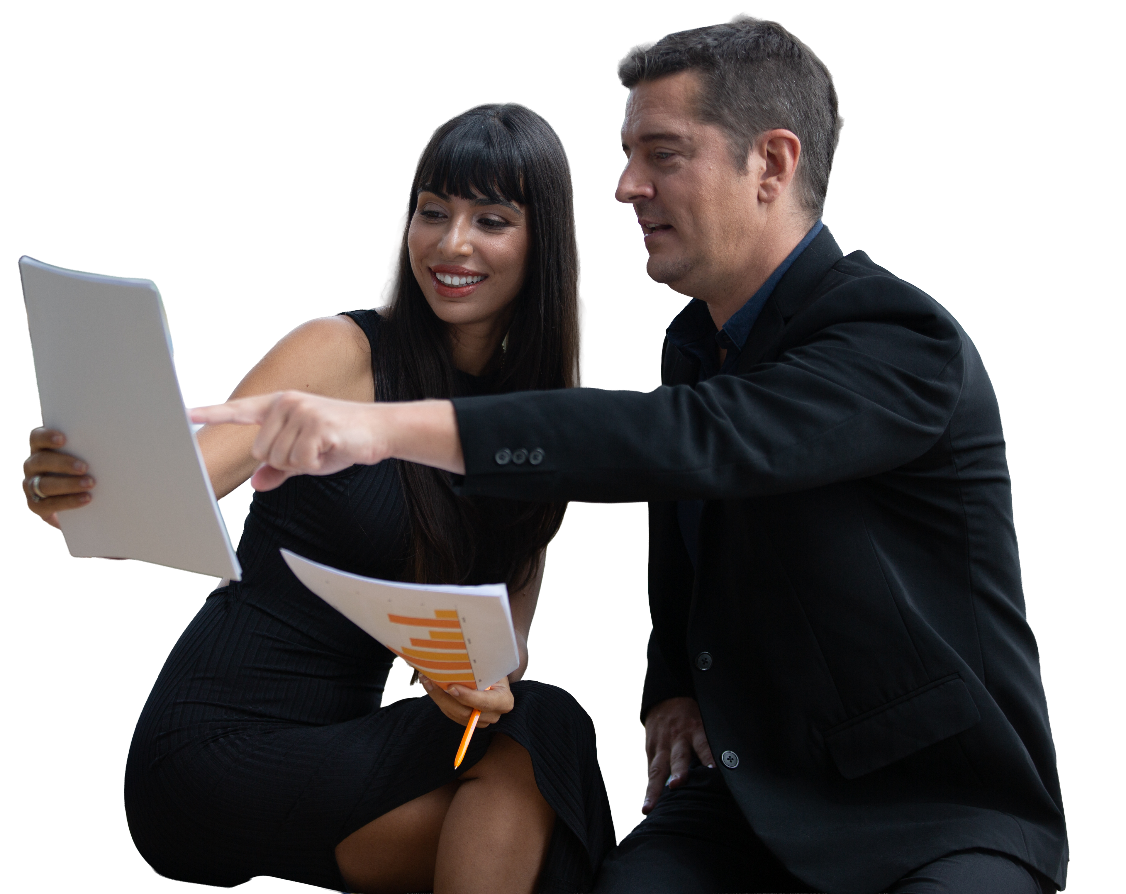 Due adulti durante una sessione formativa analizzano insieme dei documenti, confrontando dati e strategie.