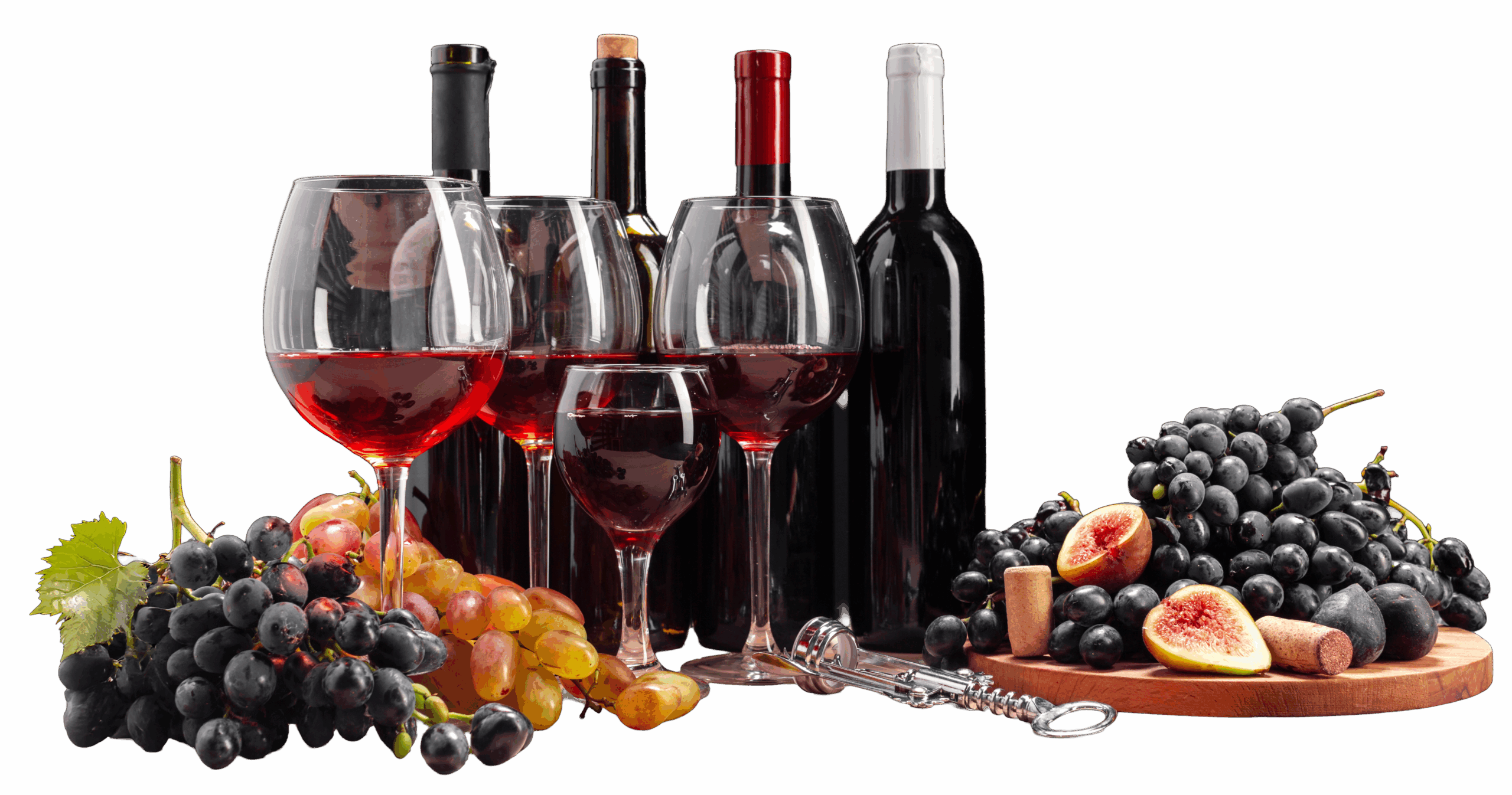 Calici di vino rosso, bottiglie, uva e tappi disposti su un tavolo durante un’attività creativa legata alla decorazione delle etichette del vino.